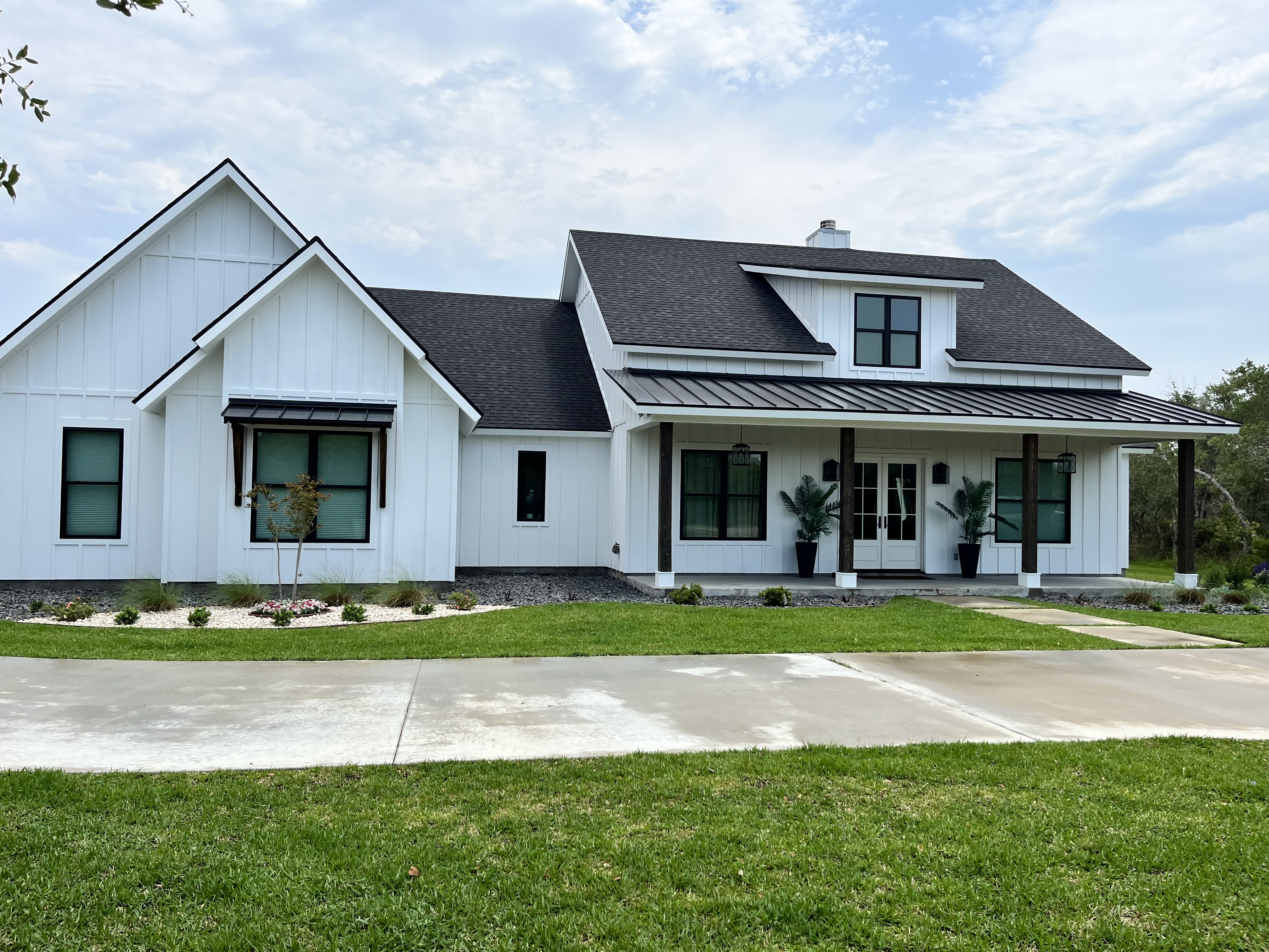 Expert House Washing in Rockport, TX: Remove Dirt, Cobwebs & Insect Nests Effortlessly