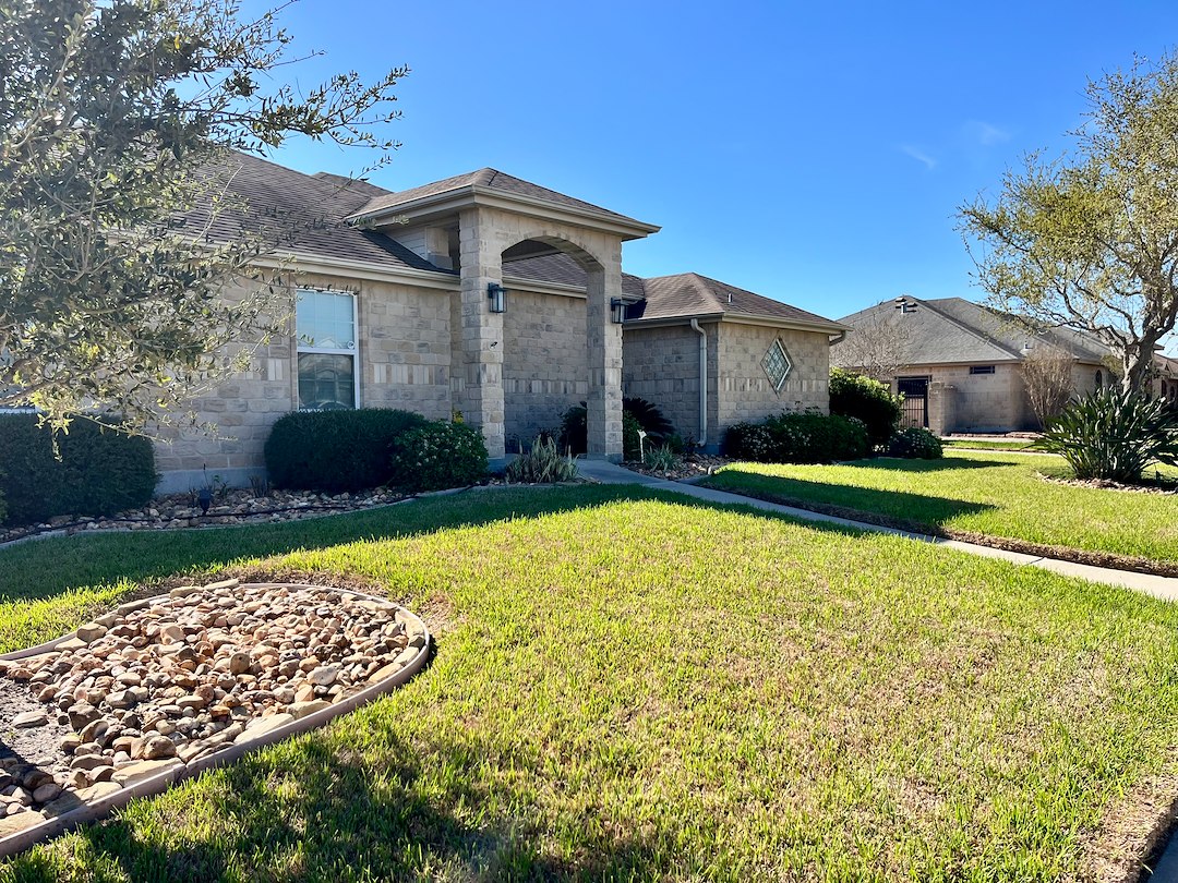 Revitalize Your Home’s Curb Appeal with Expert Driveway and Sidewalk Cleaning in Corpus Christi!